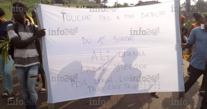 Des gabonais manifestent contre l’exclusion d’Ali Akbar Onanga Y’Obegue du PDG !